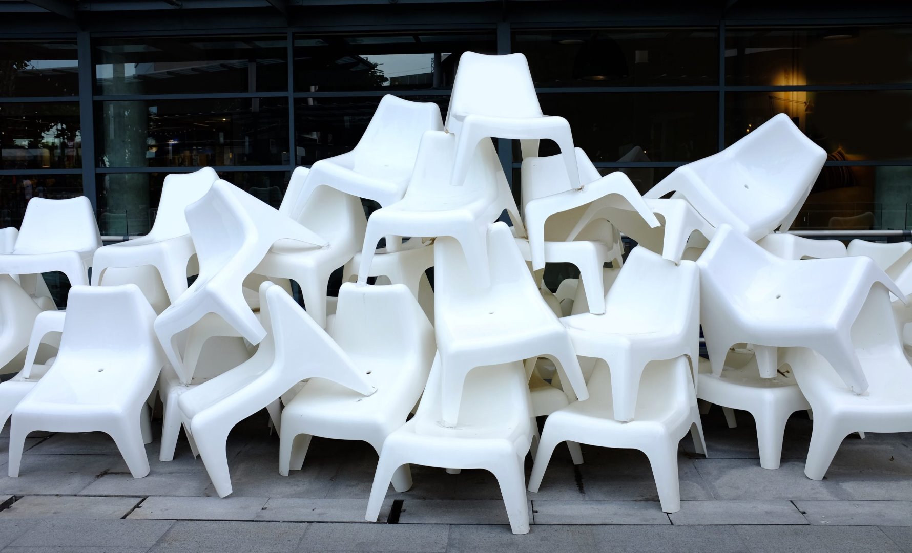 Descubre las Ventajas de las Sillas de Polipropileno. La Elección Perfecta para tu Mobiliario de Exterior y Hostelería